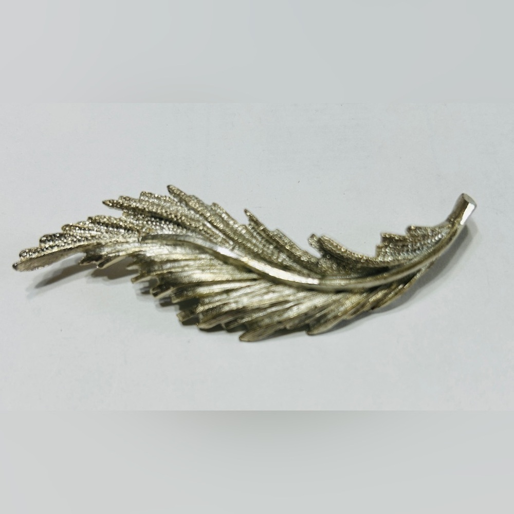 Vintage feather brooch. Excellent condition.Clasp in excellent working condition
